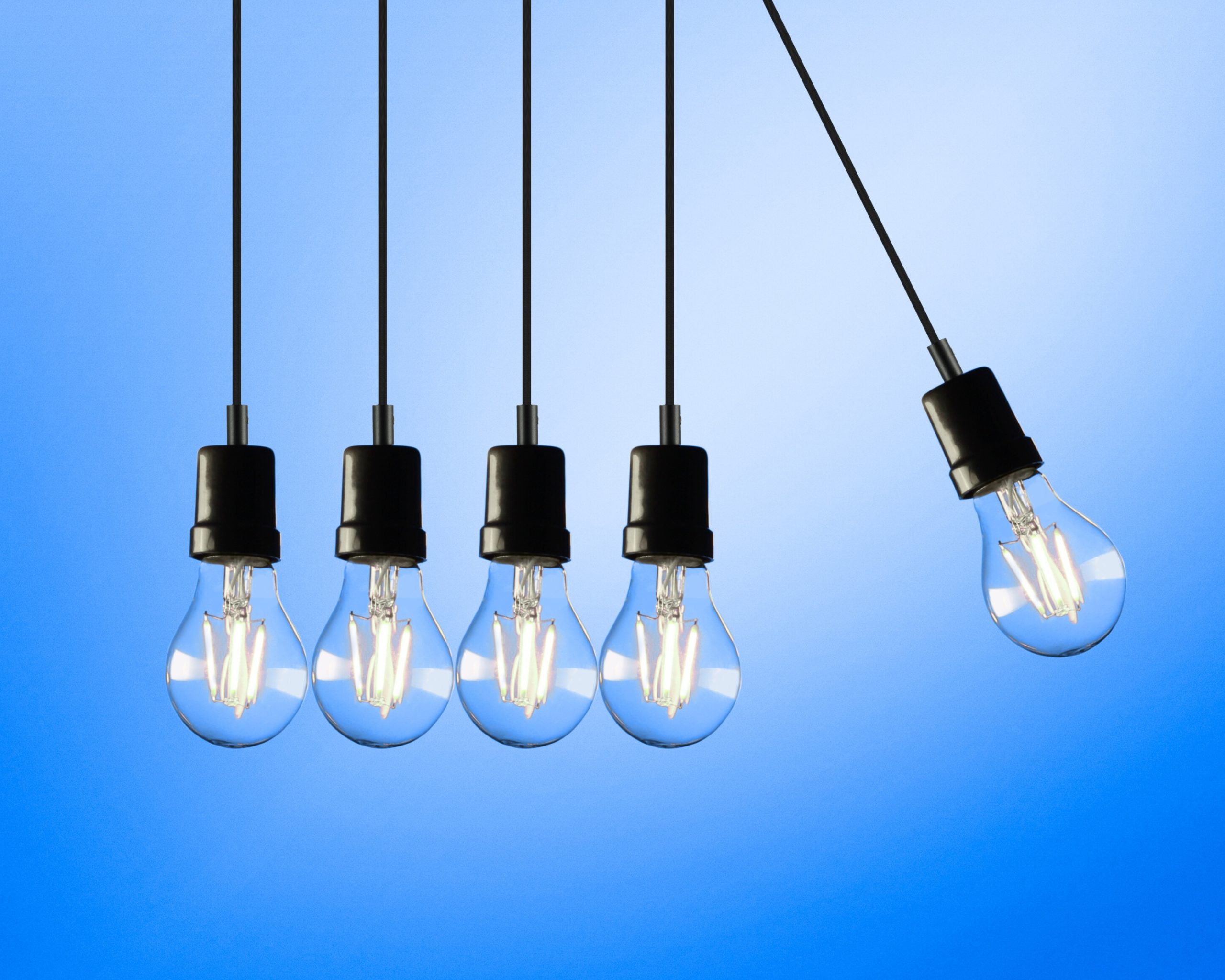 Cinq ampoules suspendues alignées, dont l’une est en mouvement comme dans un pendule de Newton, sur fond bleu dégradé.